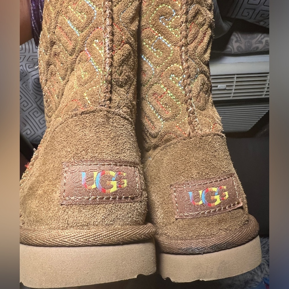 Ugg boots kids size 1 Multicolor print